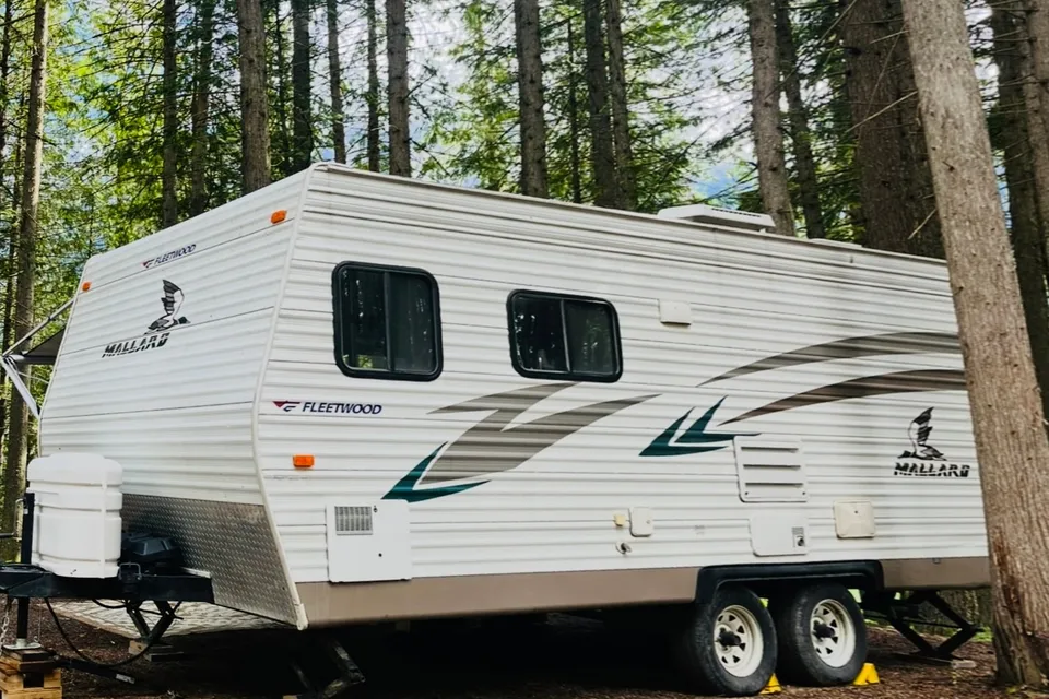 Britt and Brett’s Fleetwood Mallard Travel Trailer