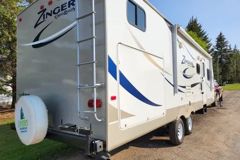 Cheryl's Crossroads Zinger Travel Trailer with Outdoor Kitchen