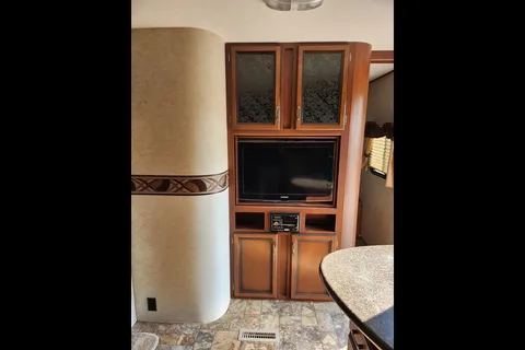 Cheryl's Crossroads Zinger Travel Trailer with Outdoor Kitchen