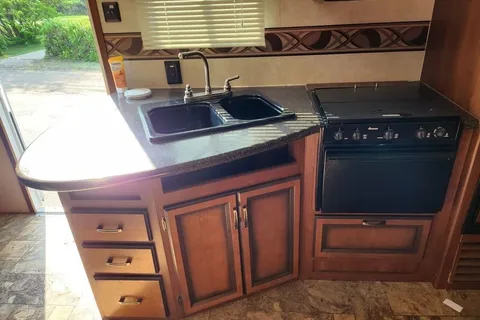 Cheryl's Crossroads Zinger Travel Trailer with Outdoor Kitchen