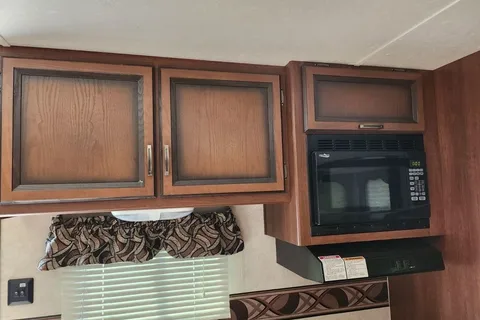 Cheryl's Crossroads Zinger Travel Trailer with Outdoor Kitchen