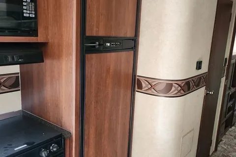 Cheryl's Crossroads Zinger Travel Trailer with Outdoor Kitchen