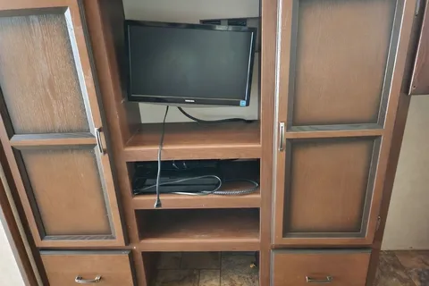 Cheryl's Crossroads Zinger Travel Trailer with Outdoor Kitchen