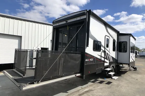 Tom's Alliance RV Valor 41v15 Toy Hauler