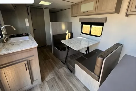 Daniel's Coleman  17b Travel Trailer W/Electric Fireplace and Coffee Machine and Bluetooth Radio!!!