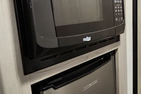 Daniel's Coleman  17b Travel Trailer W/Electric Fireplace and Coffee Machine and Bluetooth Radio!!!