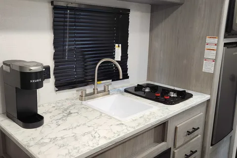 Daniel's Coleman  17b Travel Trailer W/Electric Fireplace and Coffee Machine and Bluetooth Radio!!!