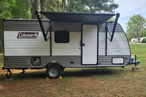 Daniel's Coleman  17b Travel Trailer W/Electric Fireplace and Coffee Machine and Bluetooth Radio!!!