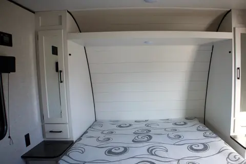 Easy towable, feature-rich Starcraft AutumnRidge 20MB with double bunks