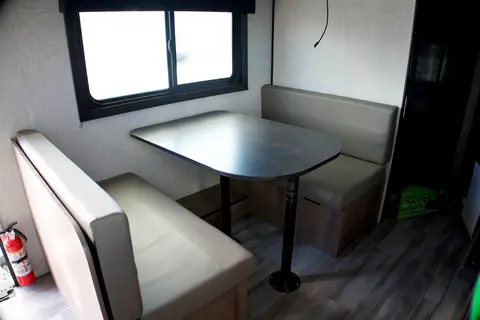 Easy towable, feature-rich Starcraft AutumnRidge 20MB with double bunks