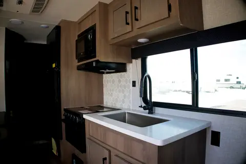 Easy towable, feature-rich Starcraft AutumnRidge 20MB with double bunks