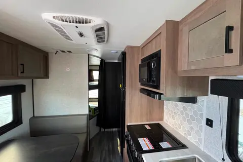 Easy towable, feature-rich Starcraft AutumnRidge 20MB with double bunks
