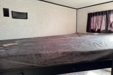 Easy towable, feature-rich Starcraft AutumnRidge 20MB with double bunks