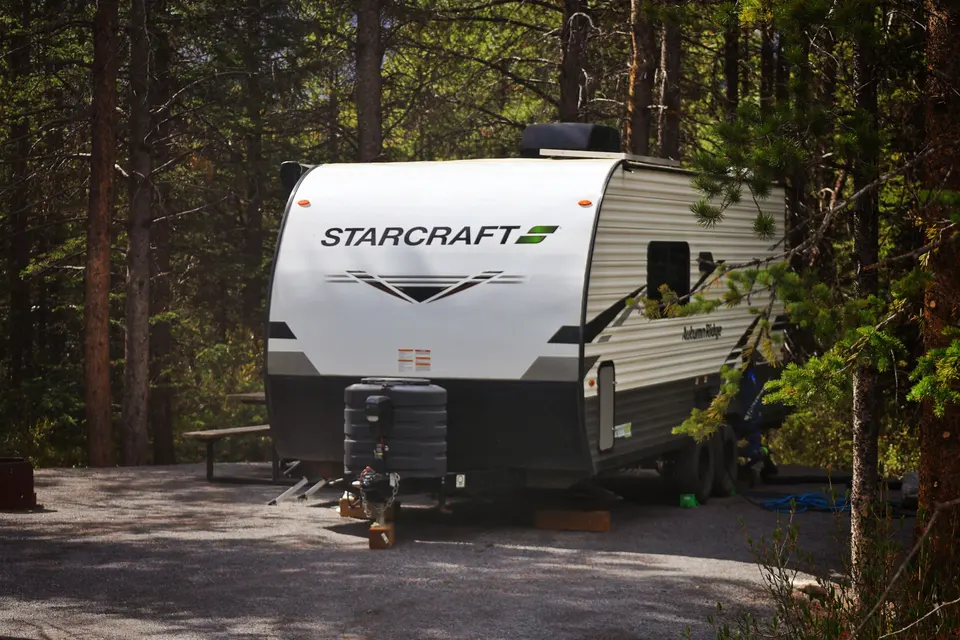Easy towable, feature-rich Starcraft AutumnRidge 20MB with double bunks