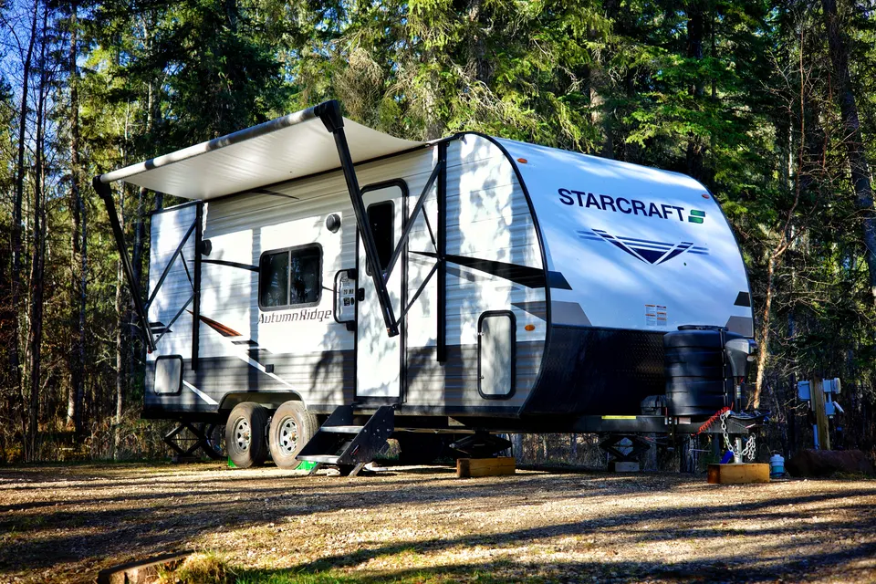Easy towable, feature-rich Starcraft AutumnRidge 20MB with double bunks