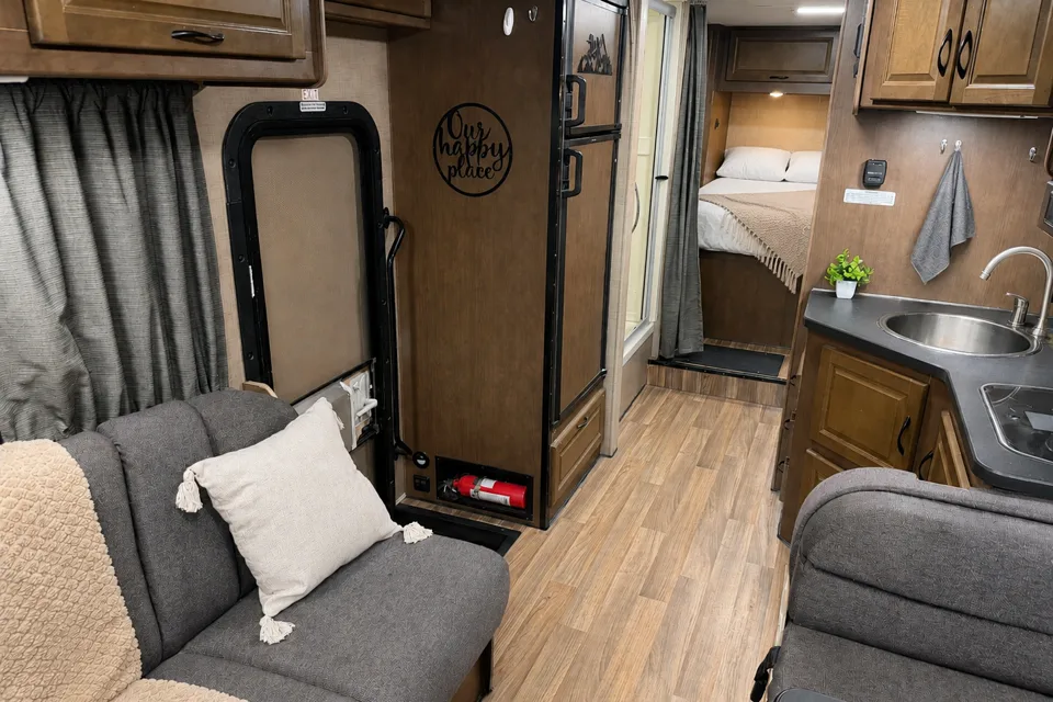 (#6) 30’ Adventure RV – Sleeps 8|Generator|Festival Freindly