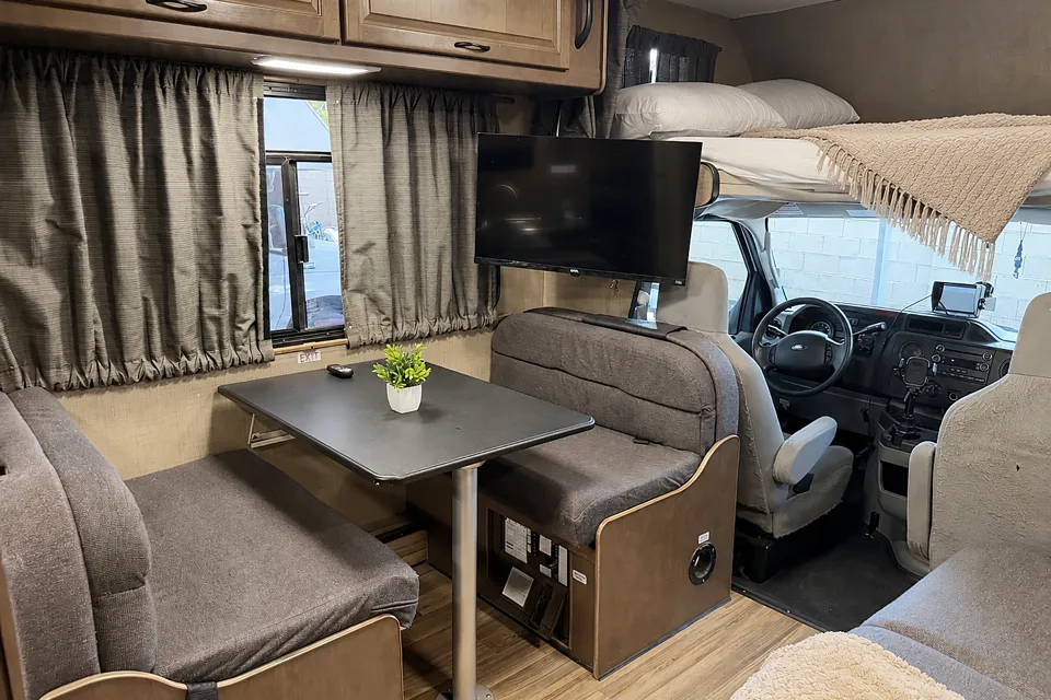 (#6) 30’ Adventure RV – Sleeps 8|Generator|Festival Freindly