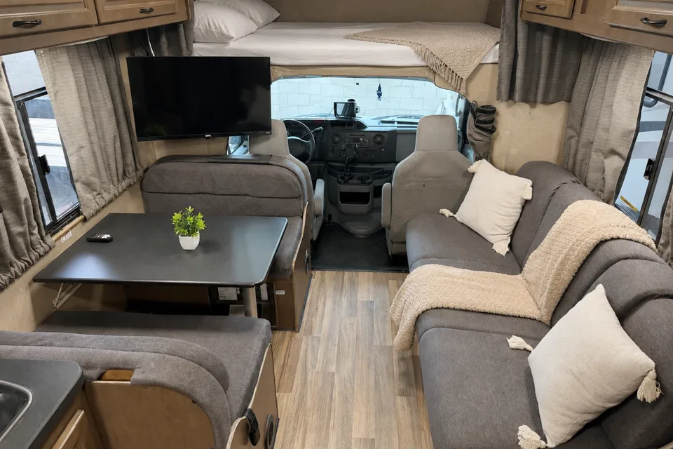 (#6) 30’ Adventure RV – Sleeps 8|Generator|Festival Freindly