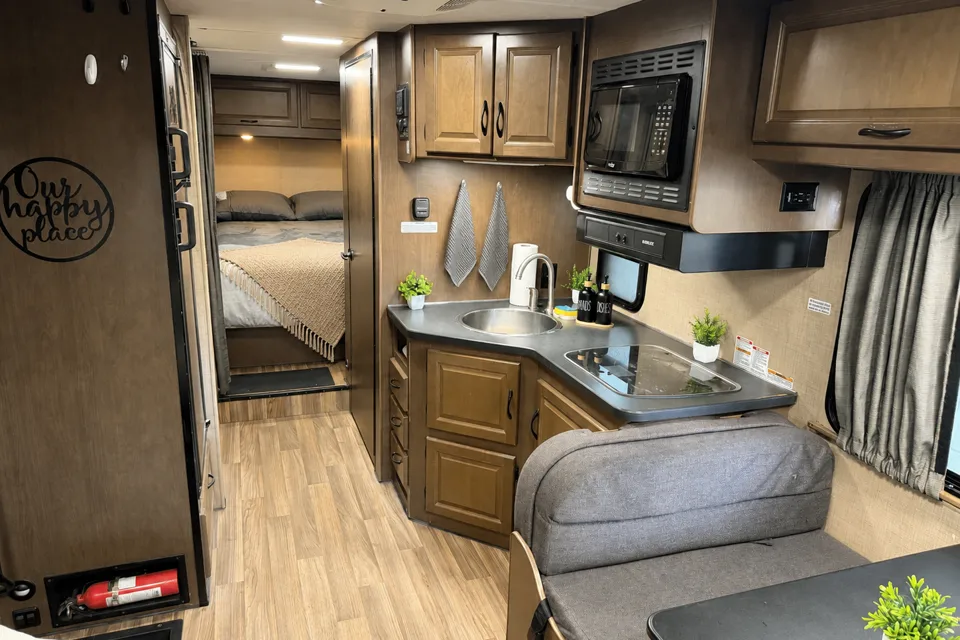 (#6) 30’ Adventure RV – Sleeps 8|Generator|Festival Freindly
