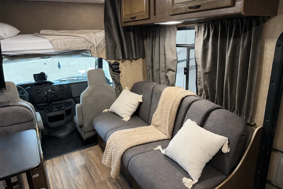 (#6) 30’ Adventure RV – Sleeps 8|Generator|Festival Freindly