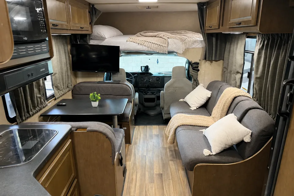 (#6) 30’ Adventure RV – Sleeps 8|Generator|Festival Freindly