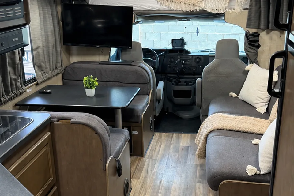 (#6) 30’ Adventure RV – Sleeps 8|Generator|Festival Freindly