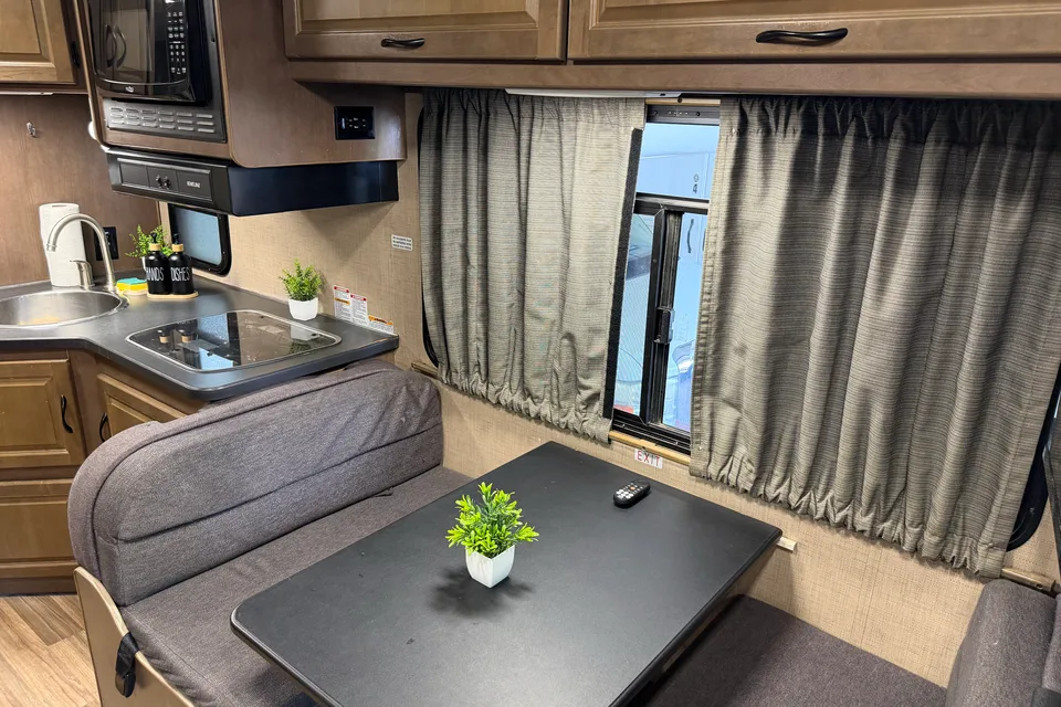 (#6) 30’ Adventure RV – Sleeps 8|Generator|Festival Freindly