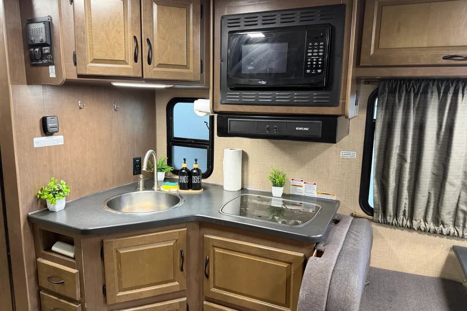 (#6) 30’ Adventure RV – Sleeps 8|Generator|Festival Freindly