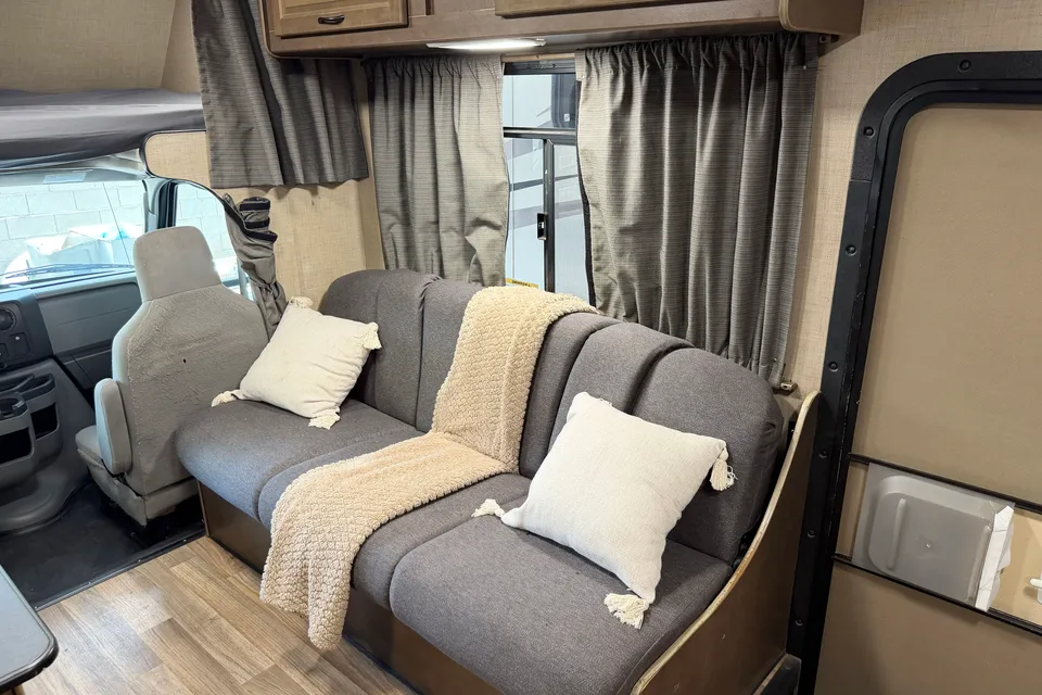 (#6) 30’ Adventure RV – Sleeps 8|Generator|Festival Freindly