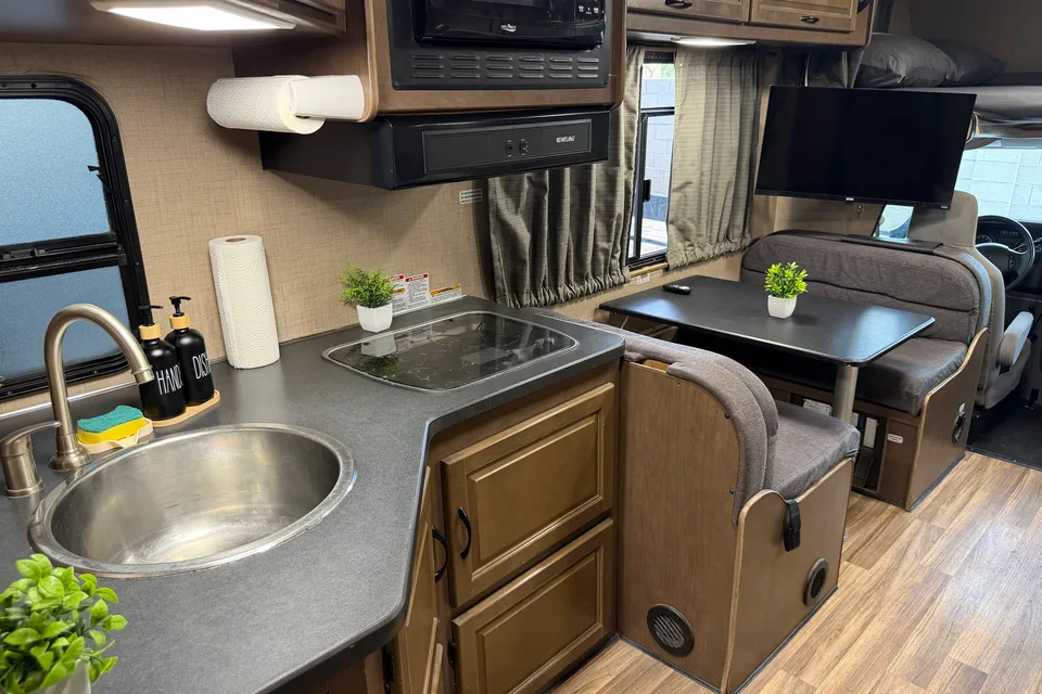 (#6) 30’ Adventure RV – Sleeps 8|Generator|Festival Freindly