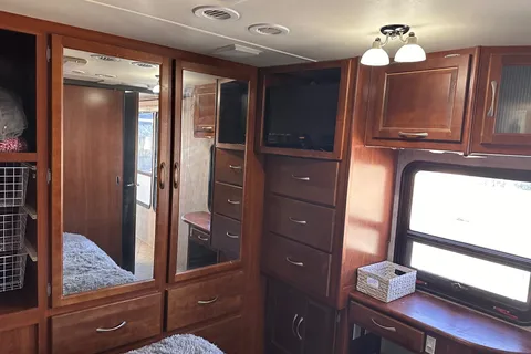 Newly Remodeled 2005 Fleetwood Pace Arrow 37 feet