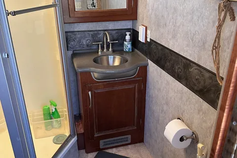 Newly Remodeled 2005 Fleetwood Pace Arrow 37 feet