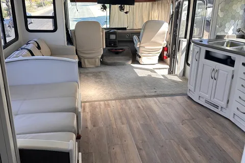 Newly Remodeled 2005 Fleetwood Pace Arrow 37 feet
