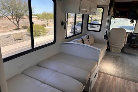 Newly Remodeled 2005 Fleetwood Pace Arrow 37 feet