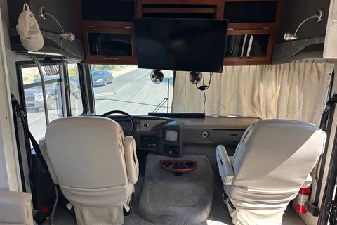 Newly Remodeled 2005 Fleetwood Pace Arrow 37 feet