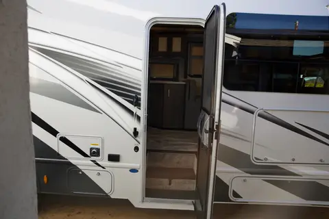 NEW Fully Equipped Quantum Bunkhouse With Solar!