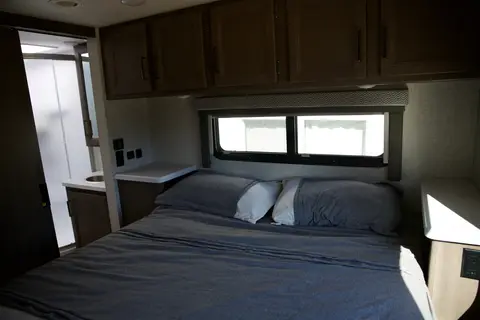NEW Fully Equipped Quantum Bunkhouse With Solar!