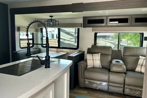 Venture Sporttrek Touring Edition Travel Trailer