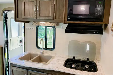 Samantha's 2190ex Hybrid - Family and Pet Friendly!