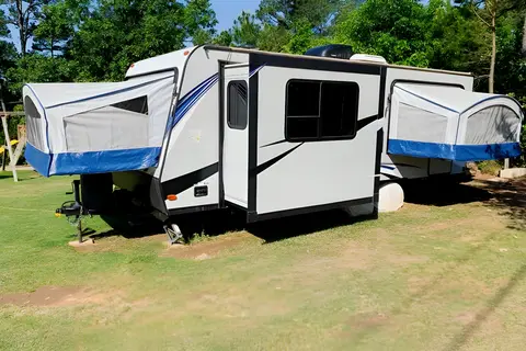 Samantha's 2190ex Hybrid - Family and Pet Friendly!
