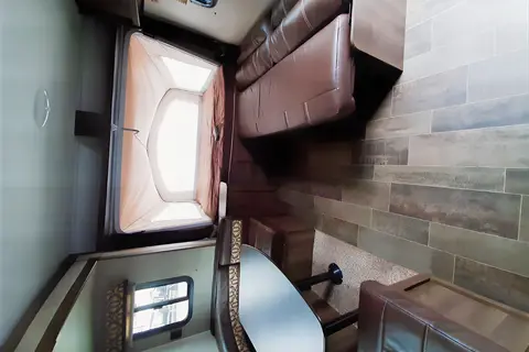 Samantha's 2190ex Hybrid - Family and Pet Friendly!
