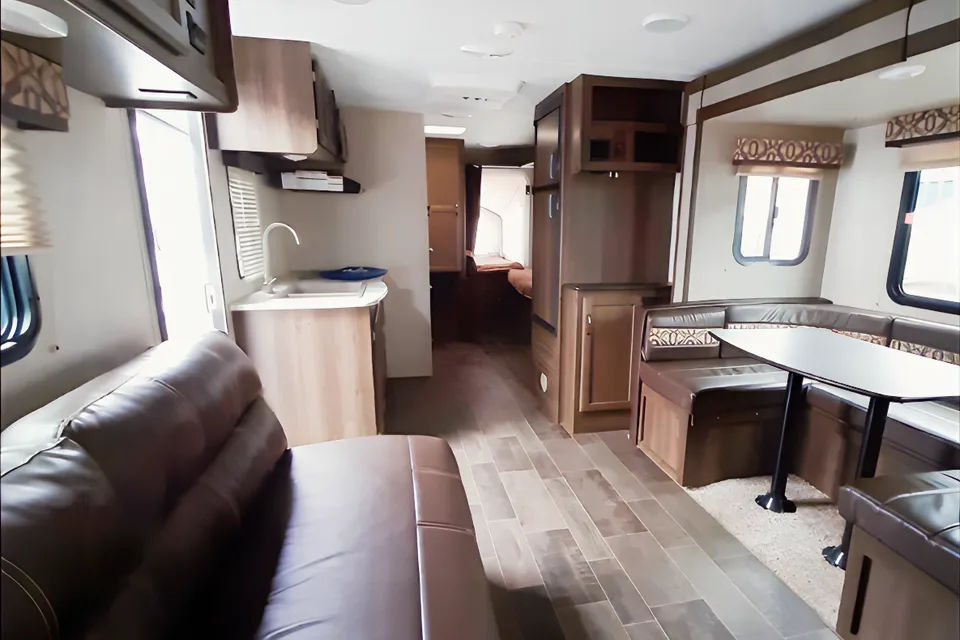 Samantha's 2190ex Hybrid - Family and Pet Friendly!