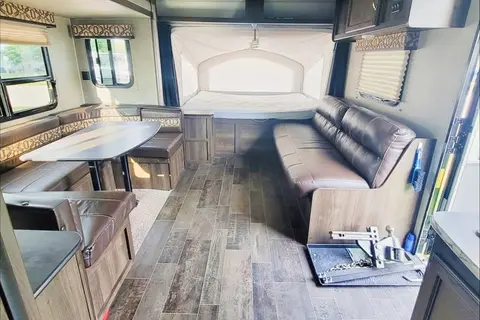 Samantha's 2190ex Hybrid - Family and Pet Friendly!