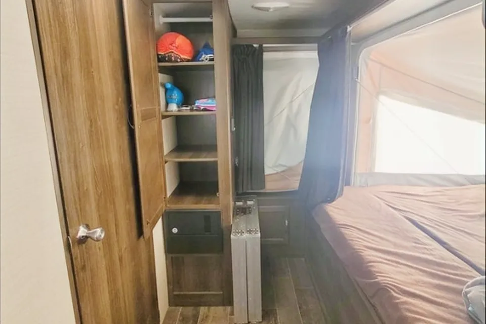 Samantha's 2190ex Hybrid - Family and Pet Friendly!