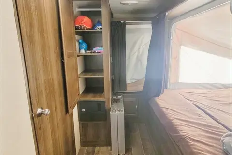 Samantha's 2190ex Hybrid - Family and Pet Friendly!