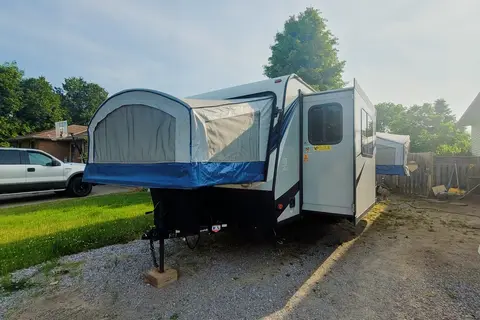 Samantha's 2190ex Hybrid - Family and Pet Friendly!