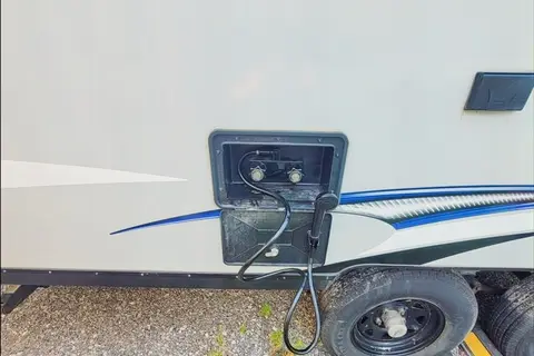 Samantha's 2190ex Hybrid - Family and Pet Friendly!