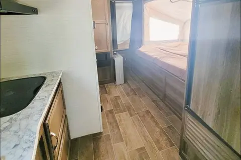 Samantha's 2190ex Hybrid - Family and Pet Friendly!