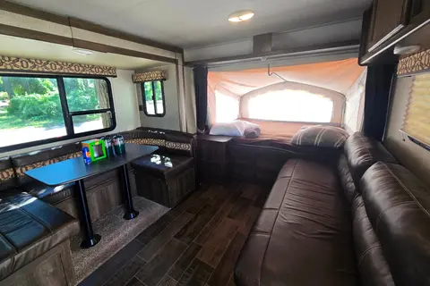 Samantha's 2190ex Hybrid - Family and Pet Friendly!