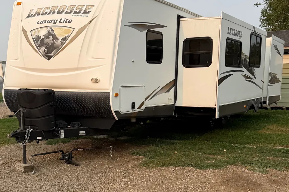Lacrosse Luxury Lite 318BHS Travel Trailer